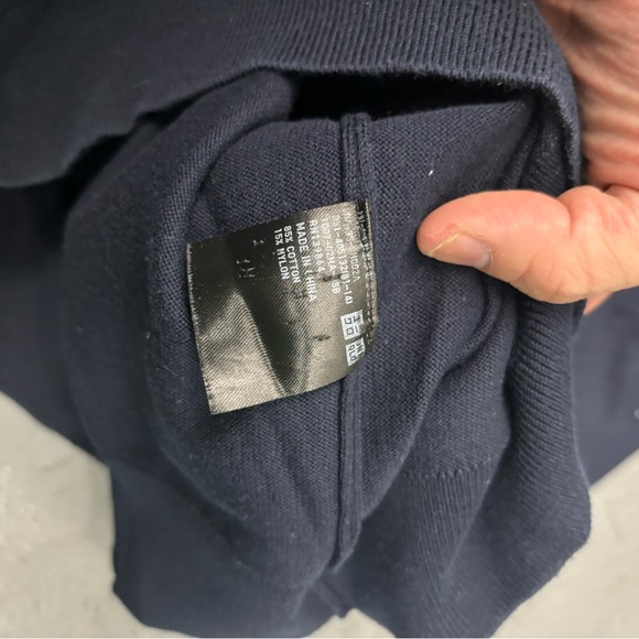 Uniqlo Light Men’s Sweaters (Pack of 2) - Picture 10 of 13